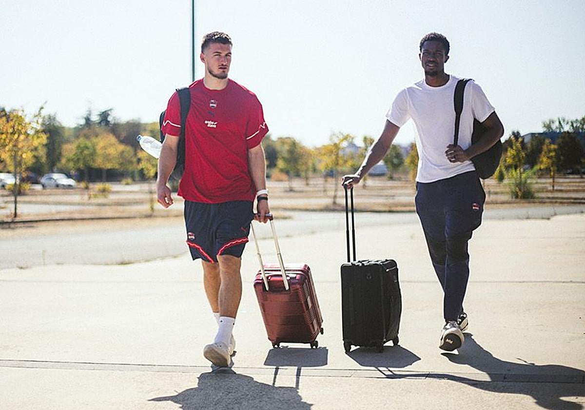 Frisch y Diakite se disponen a emprender un viaje.
