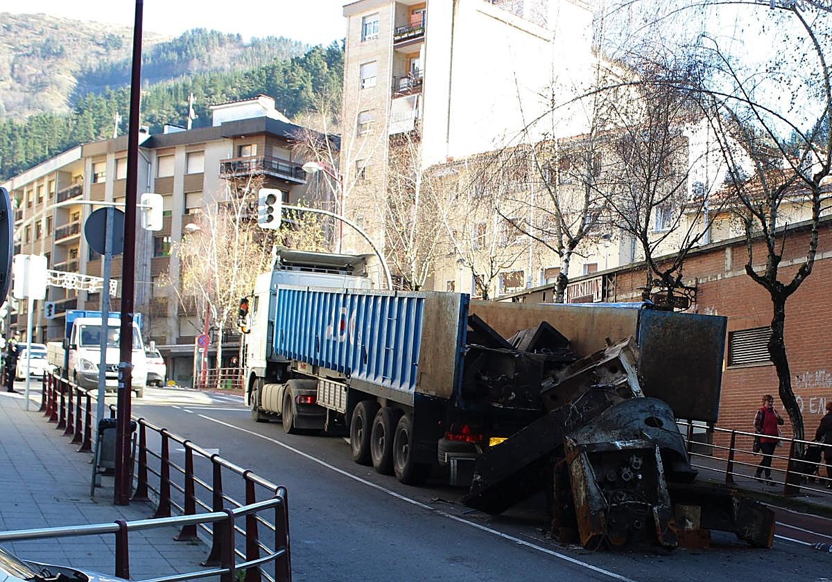 El tráfico pesado genera polución y ruido, pero también resulta peligroso al pasar por el centro urbano.