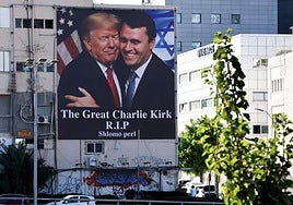 Una valla publicitaria muestra una imagen del presidente de Estados Unidos, Donald Trump, abrazando al activista de derecha Charlie Kirk.