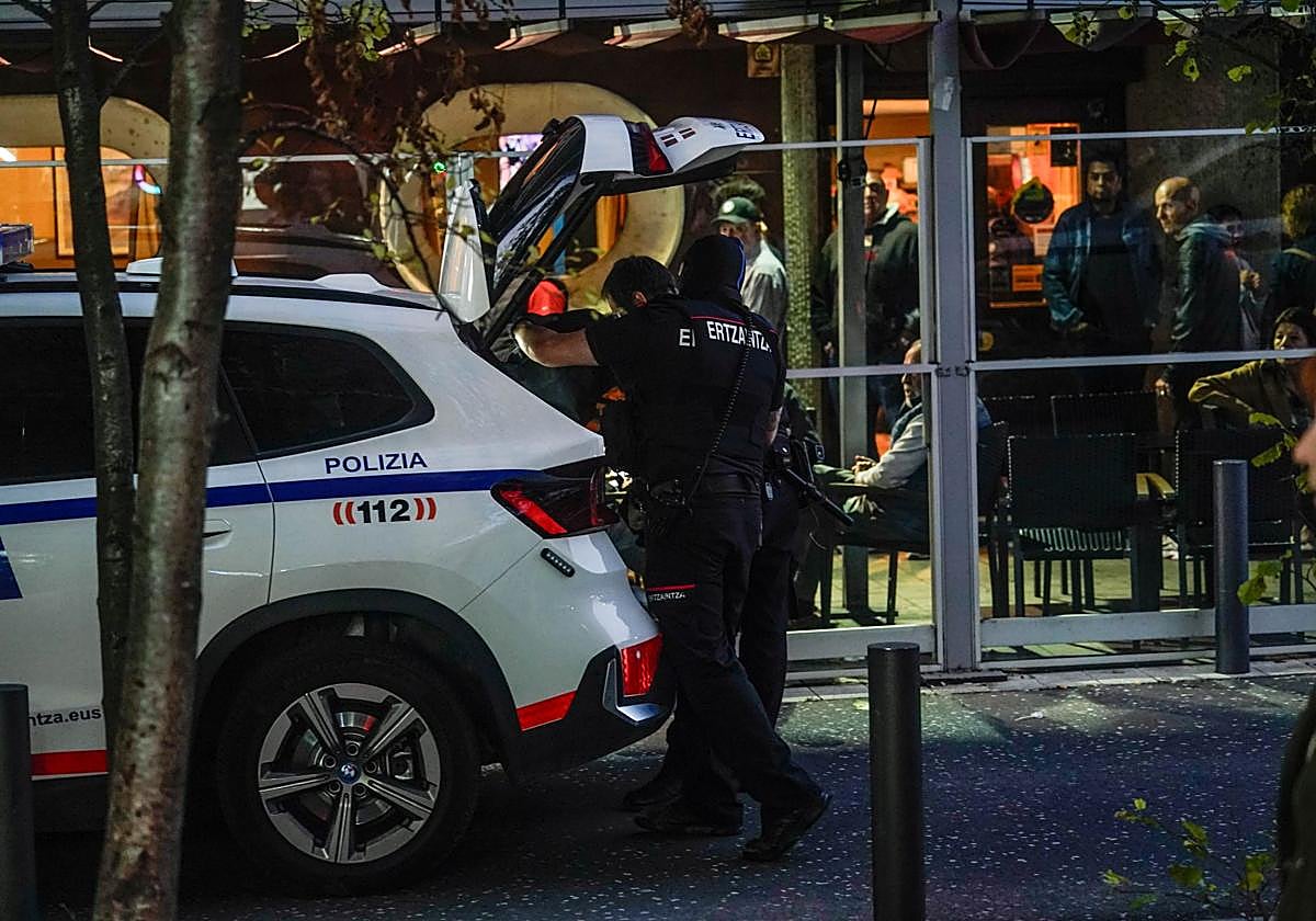 Ertzainas se preparan para registra el bloque en el que presuntamente se refugió uno de los atacantes.