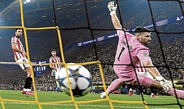 Unai Simón trata de impedir sin éxito el segundo tanto del Borussia en el partido del miércoles.