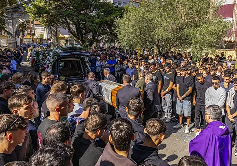 Multitudinaria despedida a Raúl Ramírez, el joven portero del Colindres