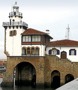 La reforma del Puerto Deportivo deberá proteger el patrimonio de la Casa de Náufragos de Arriluze.