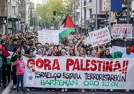 La manifestación avanza por la calle Francia.