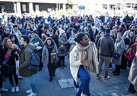 Varios aspirantes antes de comenzar la realización del examen MIR, en una imagen de archivo.