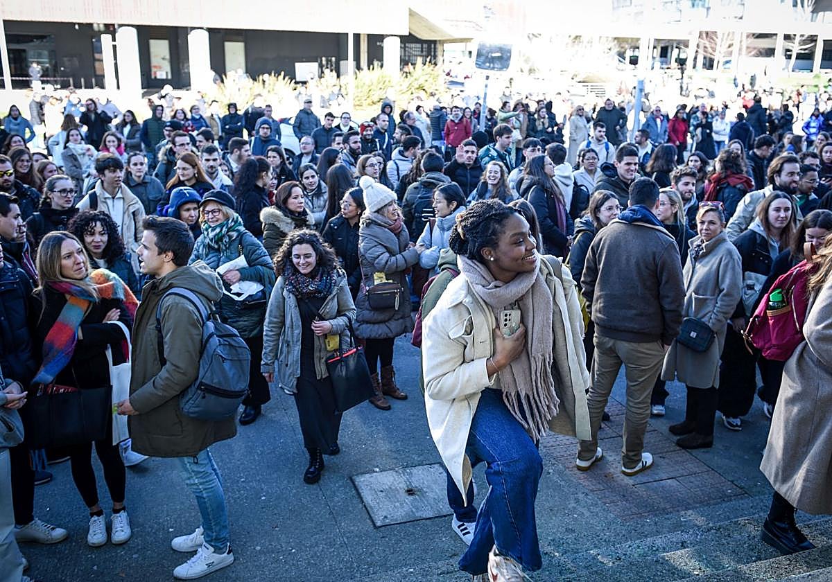 Varios aspirantes antes de comenzar la realización del examen MIR, en una imagen de archivo.