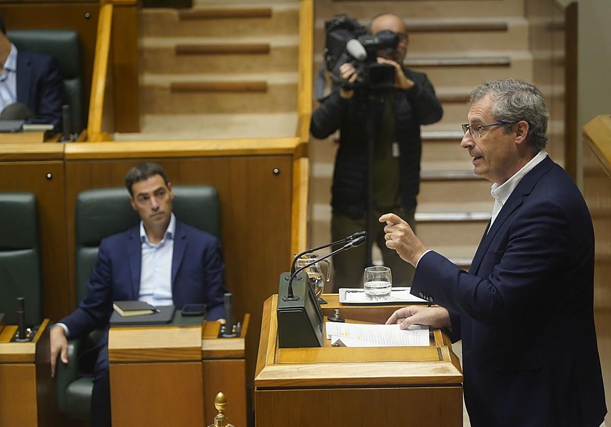 El parlamentario del PNV Markel Olano habla en la tribuna en presencia del lehendakari, Imanol Pradales.