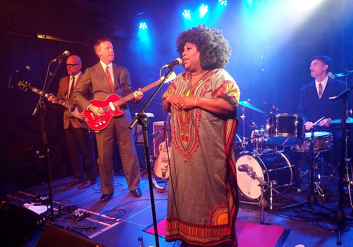 Onno Smit (bajo), Paul Willemsen (guitarra), Michelle David (voz) y Bas Bouma (batería) abriendo con 'Brothers and sisters'.