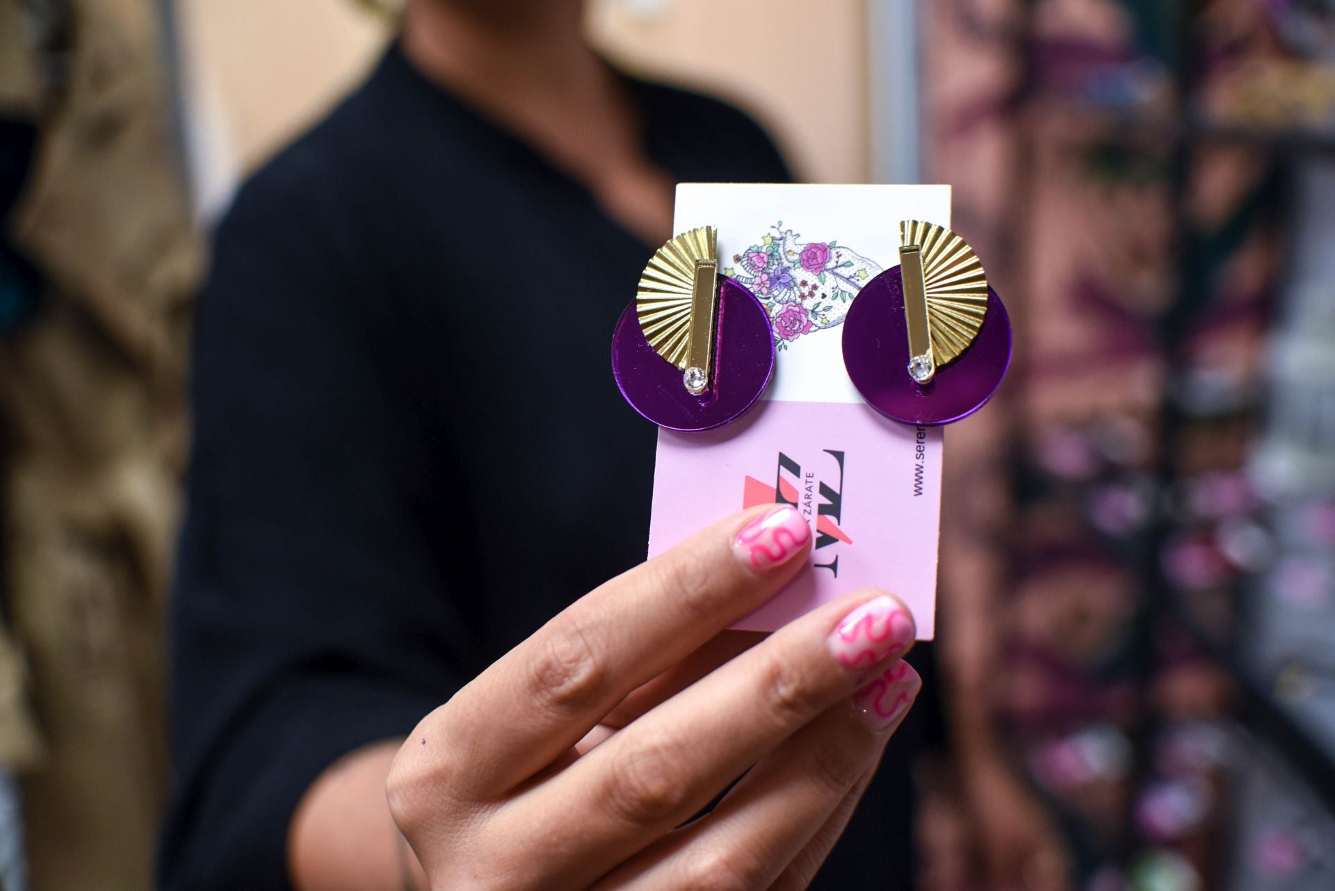 María Zárate, la joven que vende pendientes cañeros hechos por ella y ropa única en un piso de Bilbao