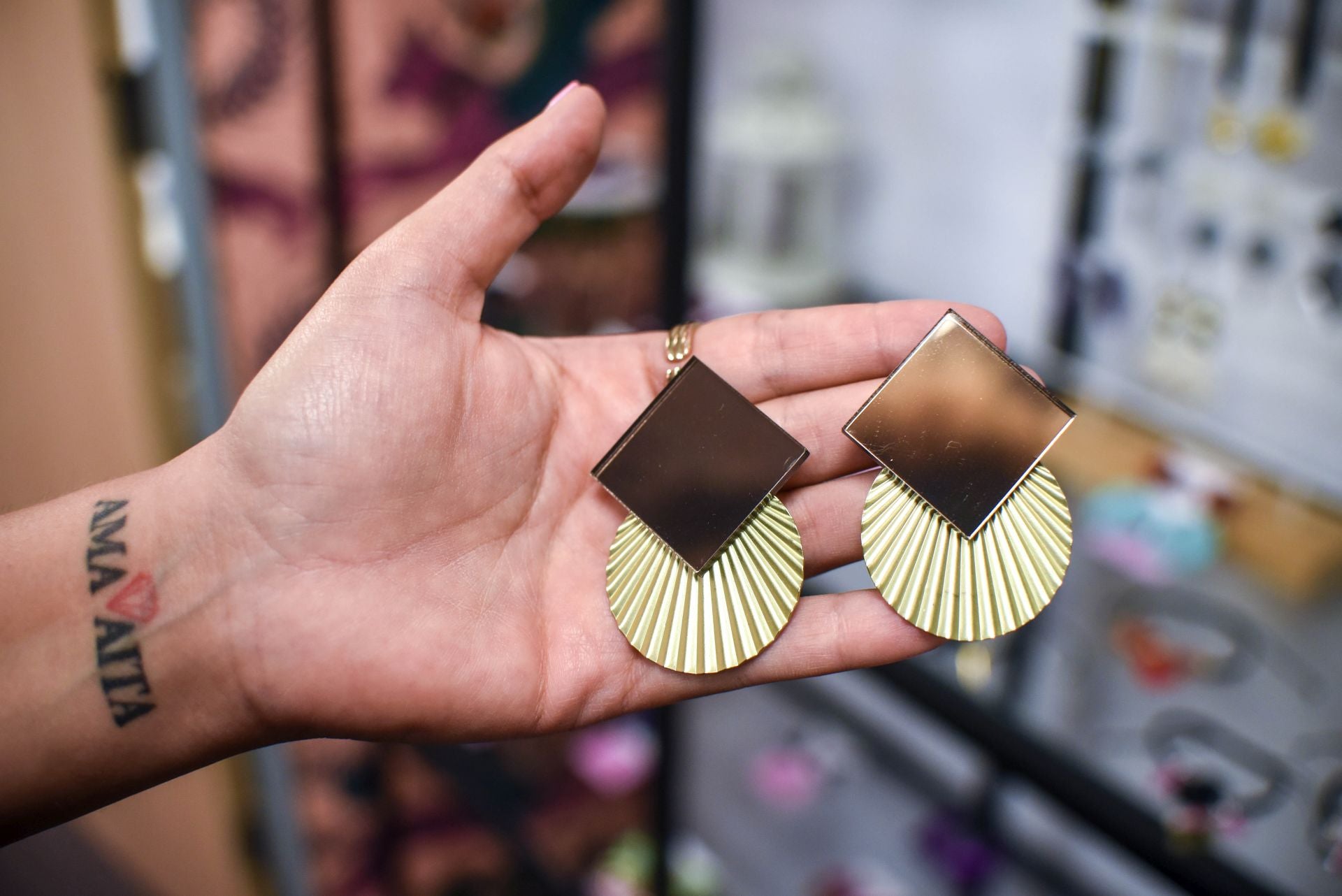 María Zárate, la joven que vende pendientes cañeros hechos por ella y ropa única en un piso de Bilbao