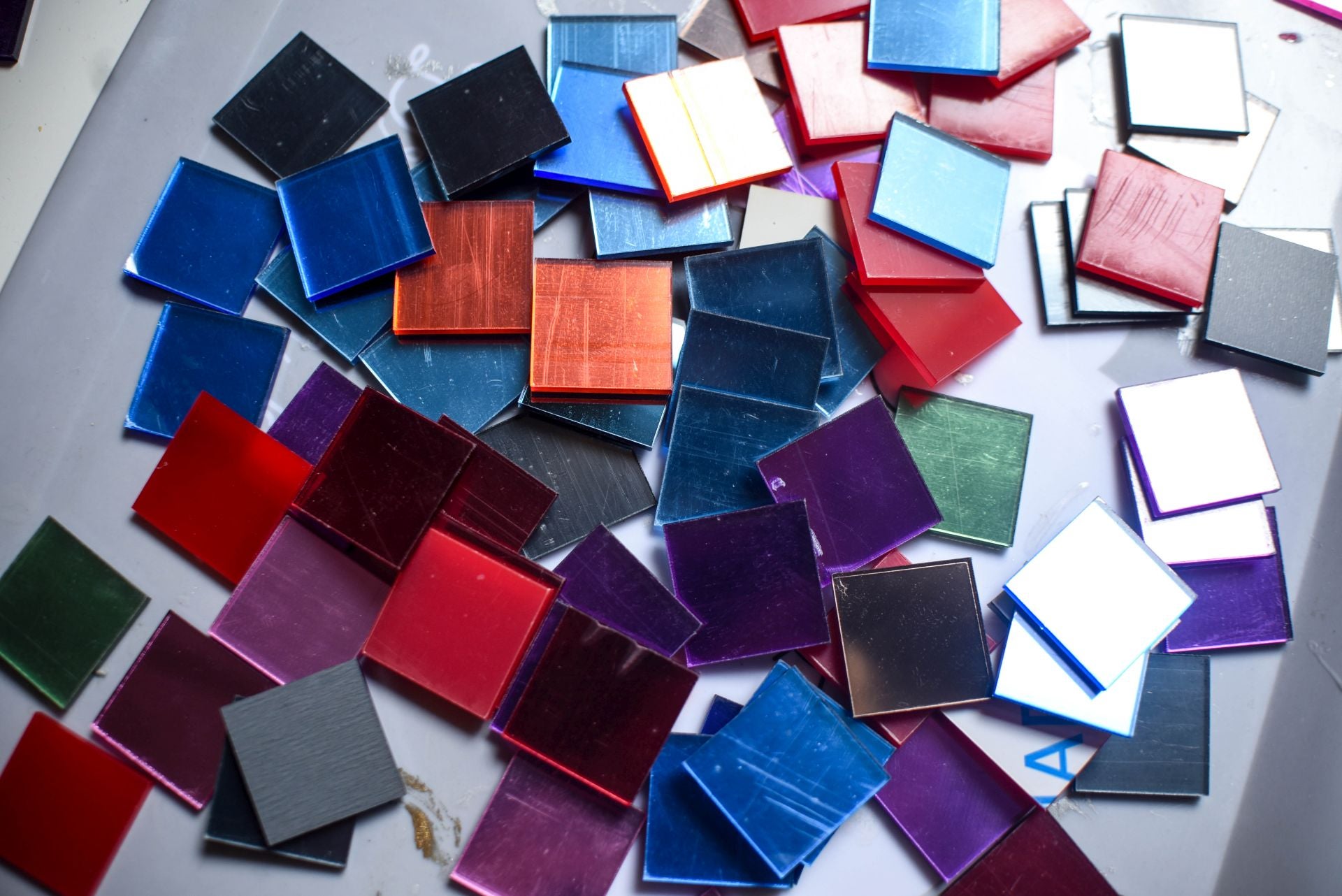 María Zárate, la joven que vende pendientes cañeros hechos por ella y ropa única en un piso de Bilbao