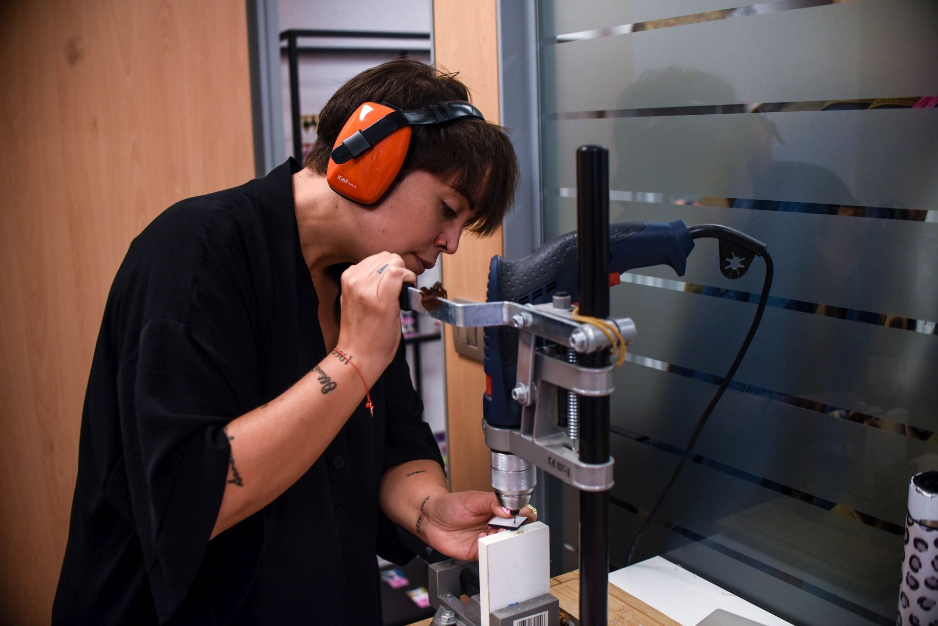 María Zárate, la joven que vende pendientes cañeros hechos por ella y ropa única en un piso de Bilbao