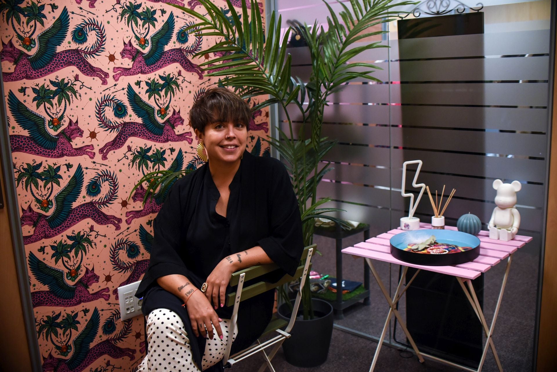 María Zárate, la joven que vende pendientes cañeros hechos por ella y ropa única en un piso de Bilbao