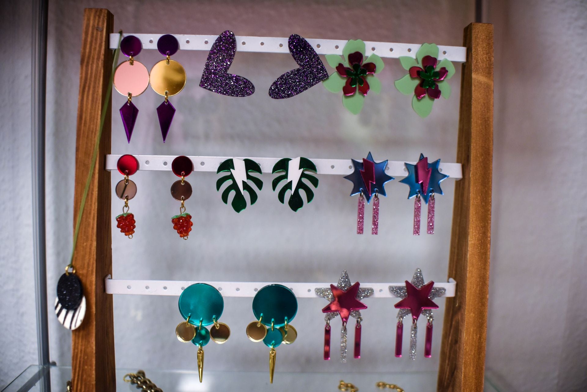 María Zárate, la joven que vende pendientes cañeros hechos por ella y ropa única en un piso de Bilbao