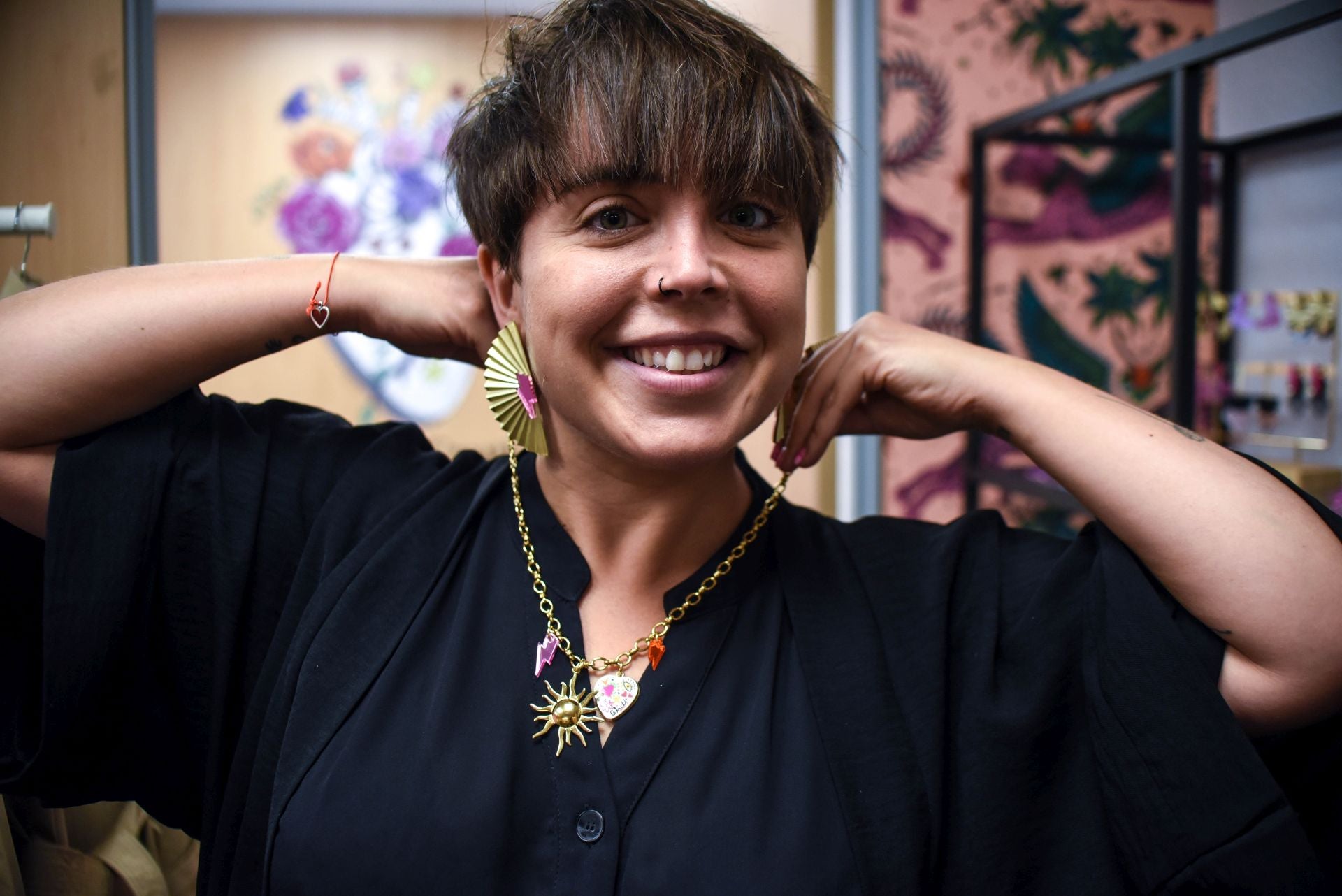 María Zárate, la joven que vende pendientes cañeros hechos por ella y ropa única en un piso de Bilbao