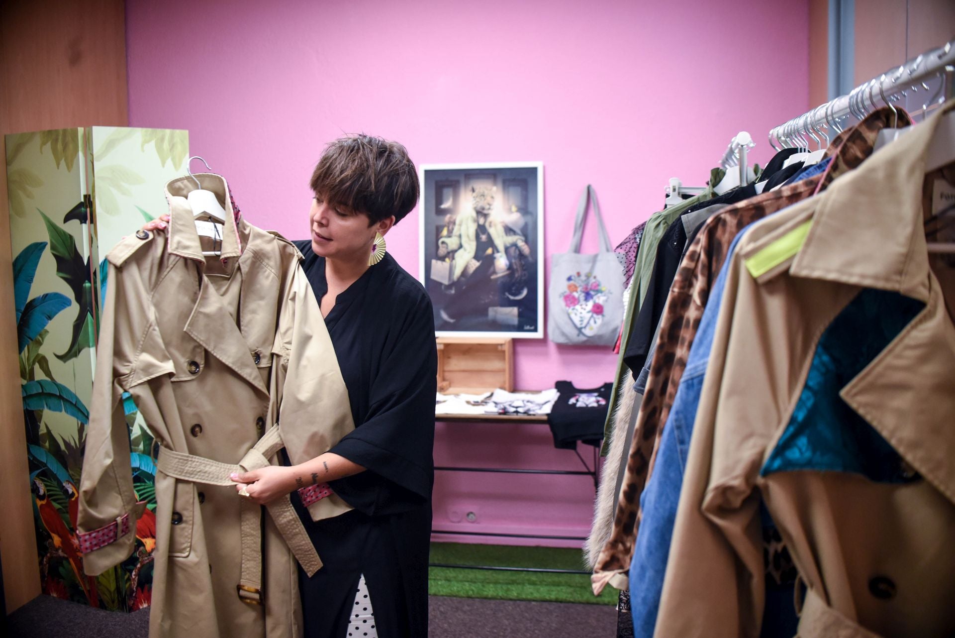 María Zárate, la joven que vende pendientes cañeros hechos por ella y ropa única en un piso de Bilbao