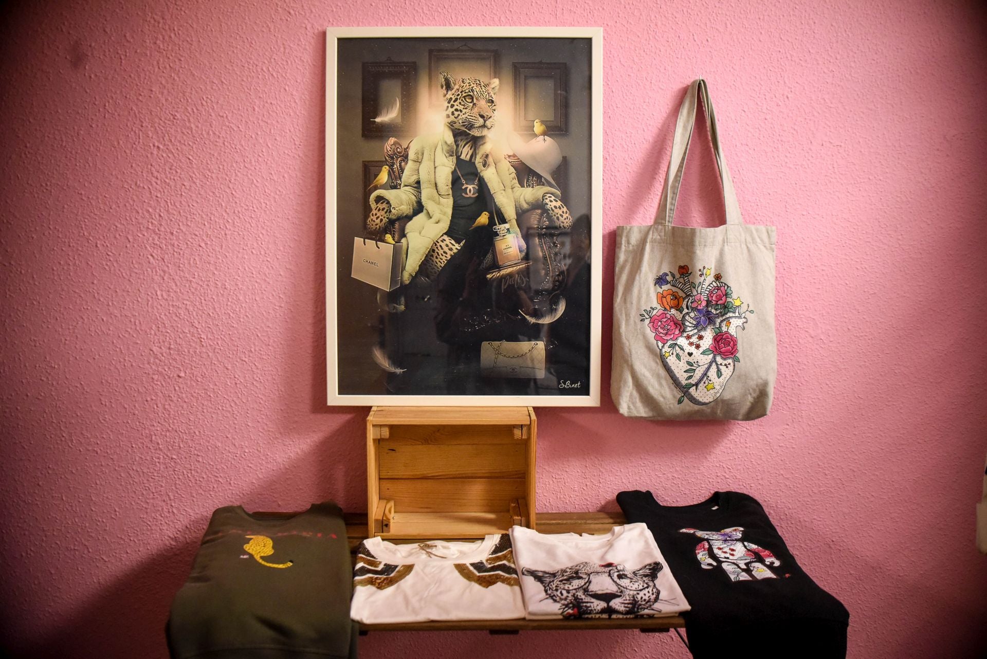 María Zárate, la joven que vende pendientes cañeros hechos por ella y ropa única en un piso de Bilbao