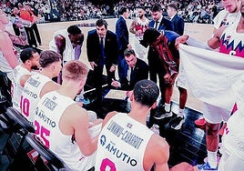 Galbiati da indicaciones a sus jugadores en un tiempo muerto.