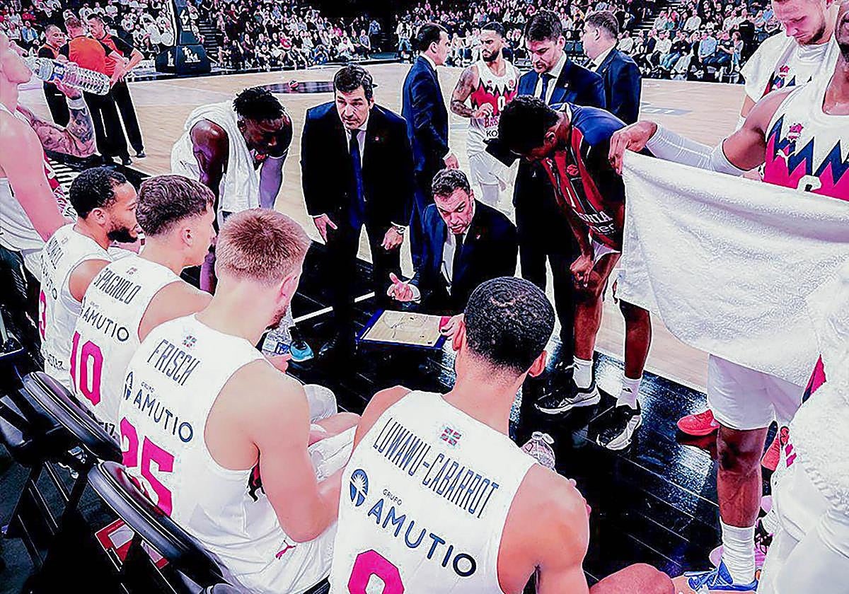 Galbiati da indicaciones a sus jugadores en un tiempo muerto.