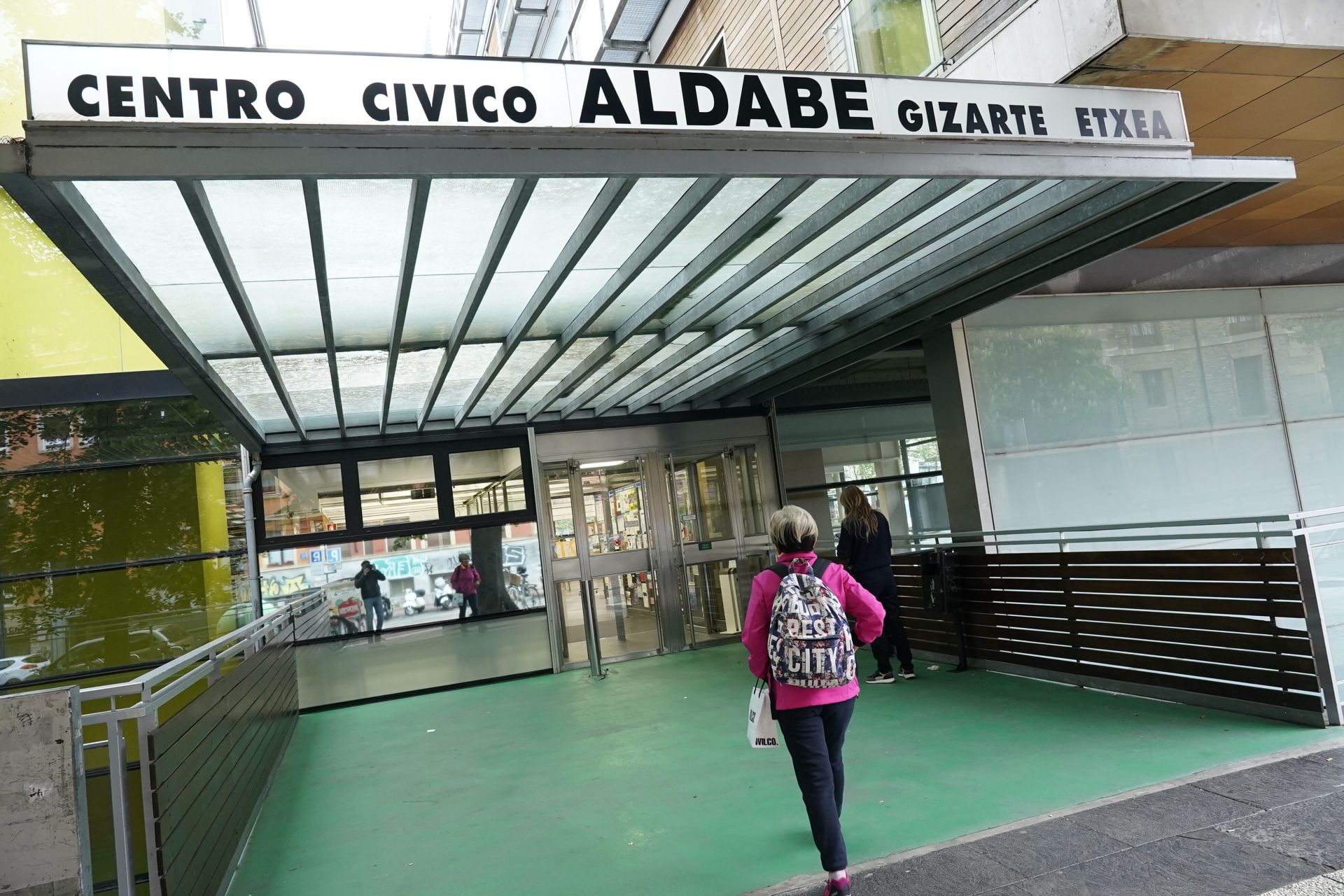 Acceso al centro cívico Aldabe.