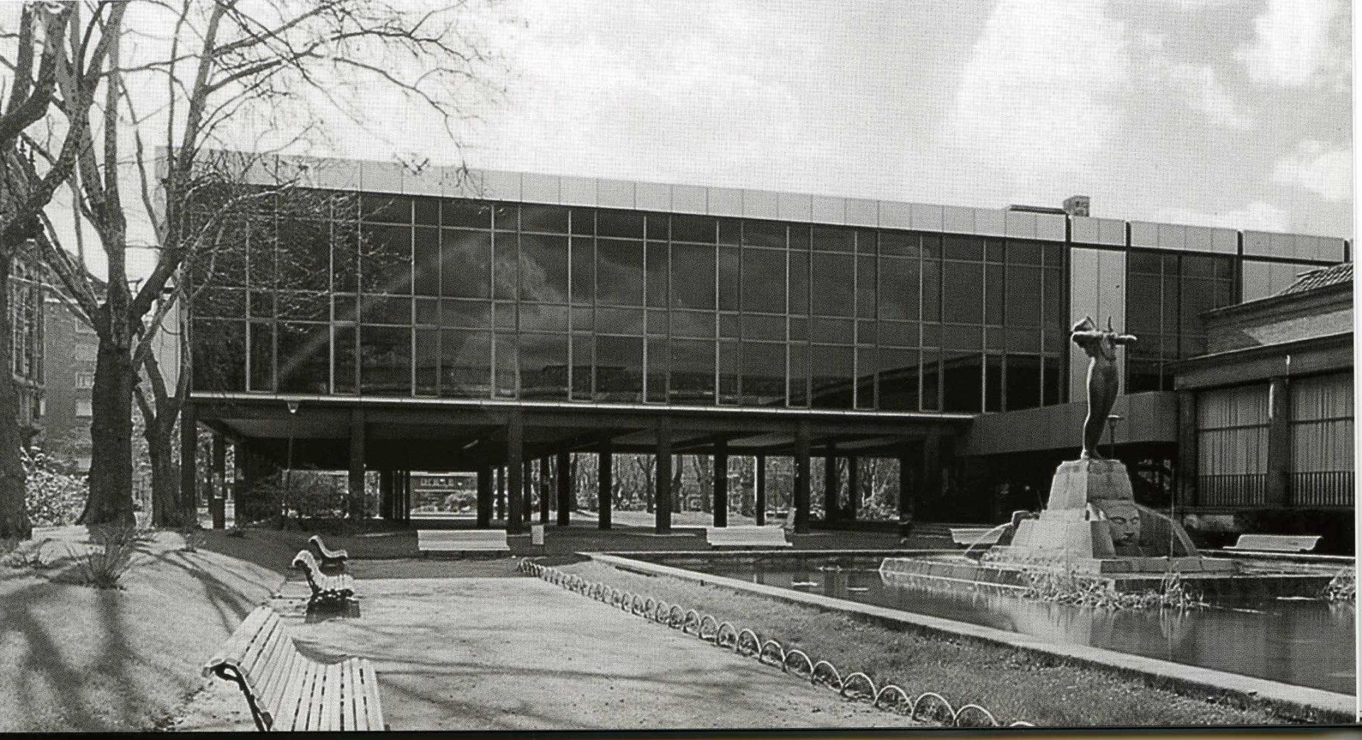 El edificio, tal como fue contruido en un principio, antes de cerrarse en 1989 los bajos que le aportaron un 12% más de capacidad.