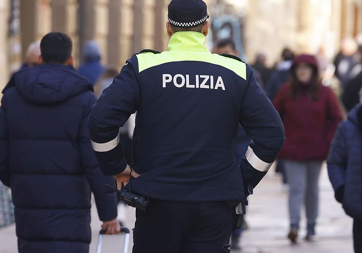 Detenida una mujer en Vitoria que pegó a su pareja en plena calle