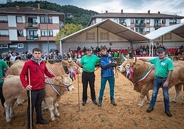 La familia de Jon Koldo Bikandi muestra el lote de animales que les valió el premio a la Mejor Ganadería de pirenaica del año pasado.