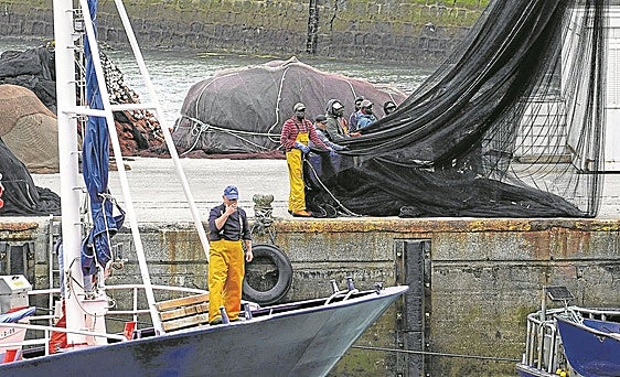 La inmigración mantiene a flote el sector pesquero vasco al cubrir el relevo generacional