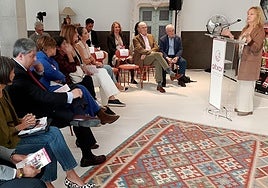 Loli Luque, usuaria, cuenta su experiencia ante los representantes institucionales.