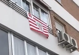 La bandera del Athletic colgada antes de ser retirada.