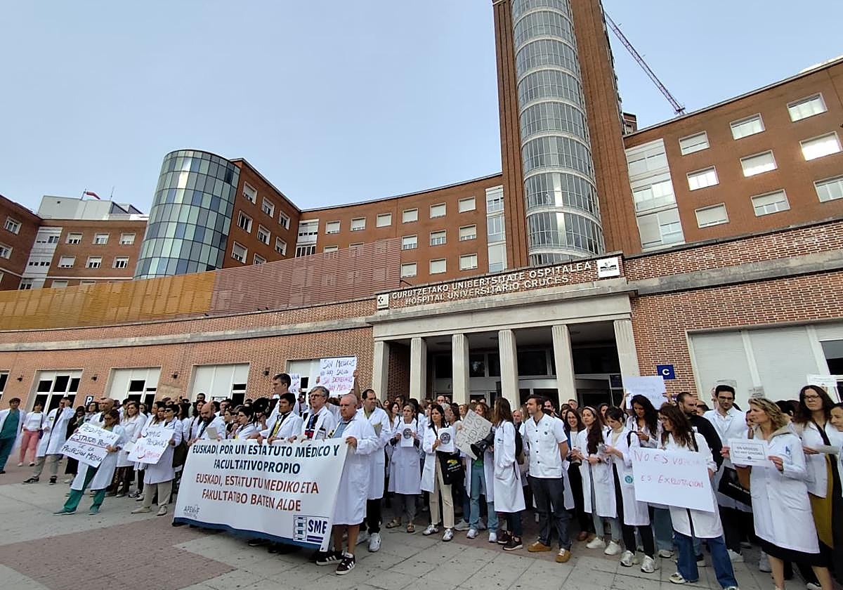 Concentración del personal médicos este viernes frente al Hospital de Cruces.