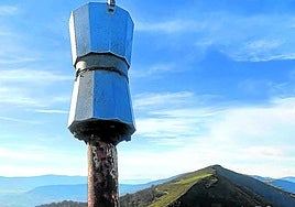 Un buzón con forma de cafetera corona la cima.