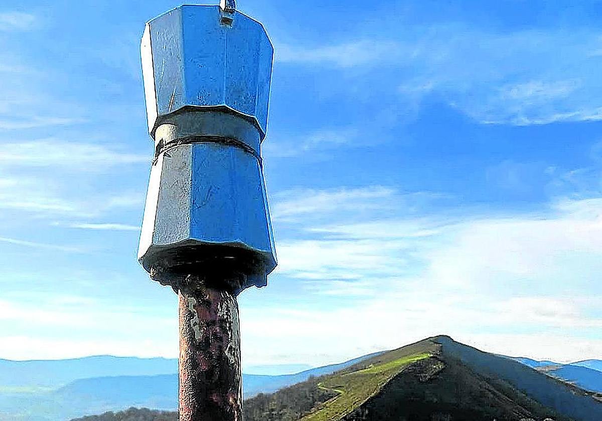 Un buzón con forma de cafetera corona la cima.