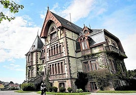 El palacio, construido en el siglo XIX, tiene 16 habitaciones y media docena de cuartos de baño.