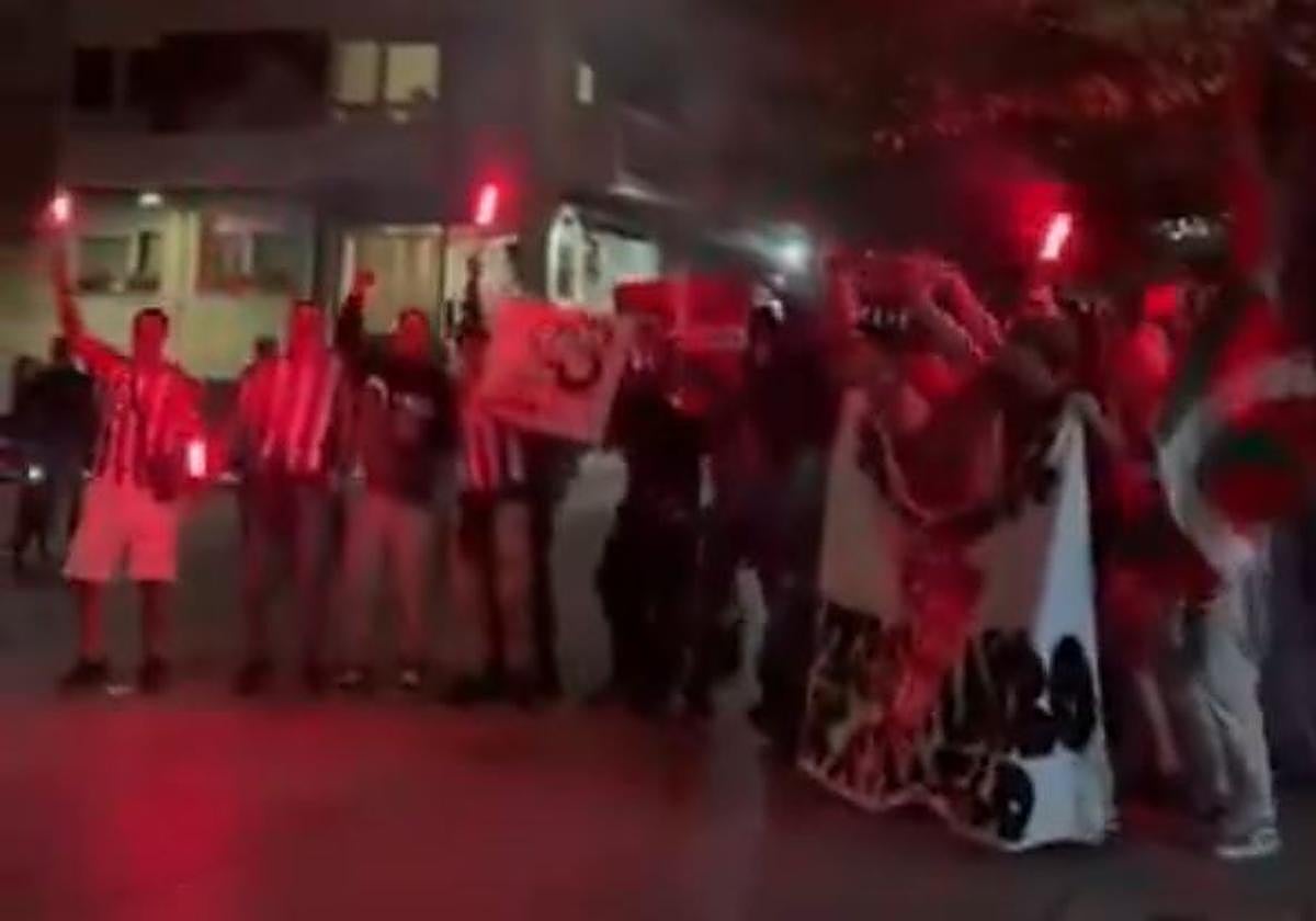 El recibimiento sorpresa en plena calle al canterano Ibon Sánchez por su debut con el Athletic