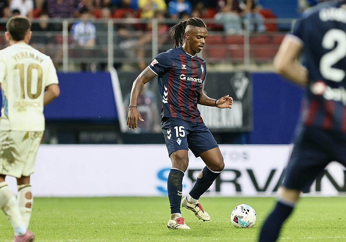 Jair Amador se ha ganado con dos grandes actuaciones la confianza de Beñat San José en una plaza que era propiedad de Arbilla hasta su expulsión en Huesca hace un mes.