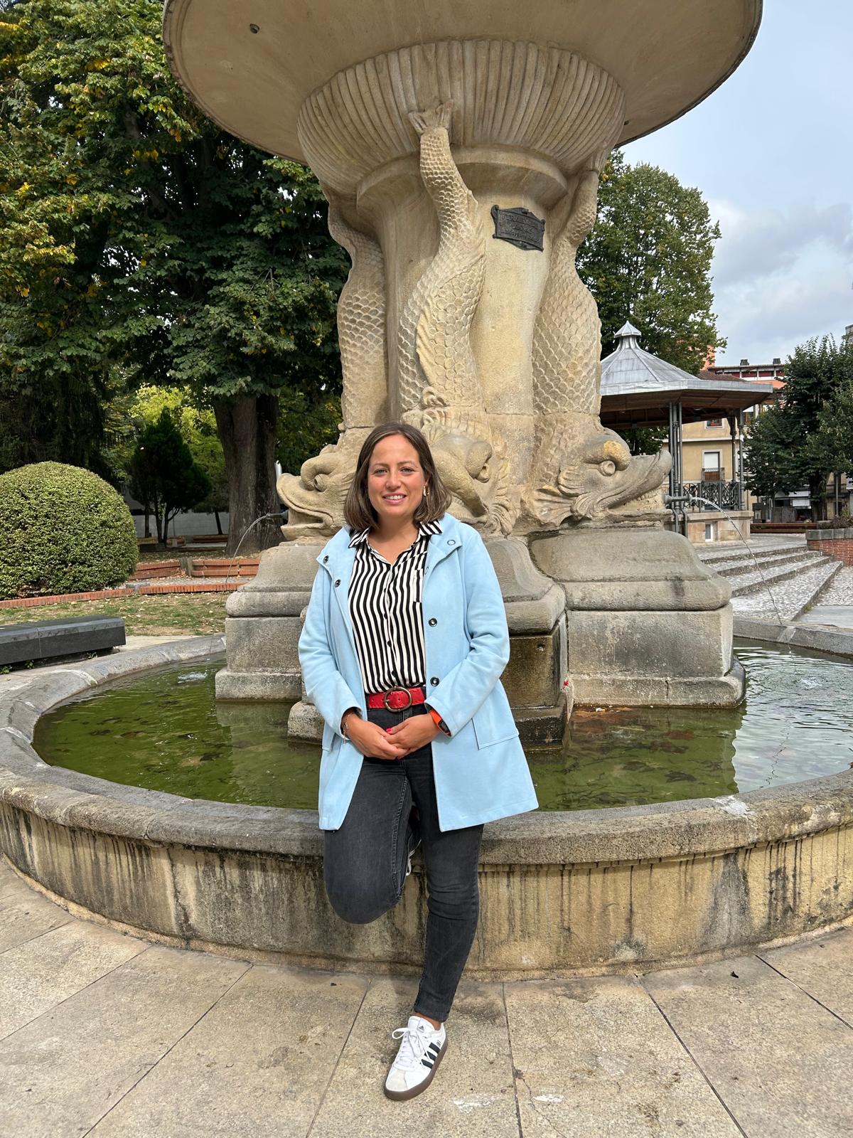 La edil socialista, junto a la fuente de Ezkurdi, espacio que albergará los conciertos de Gatibu y Bulego.