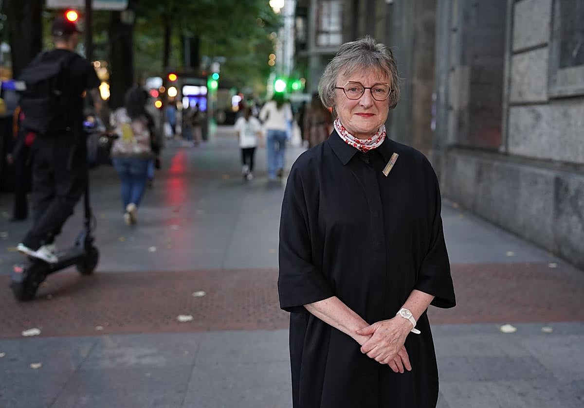 Miller, que impartió este jueves la conferencia inaugural del congreso, posa en la Gran Vía de Bilbao.