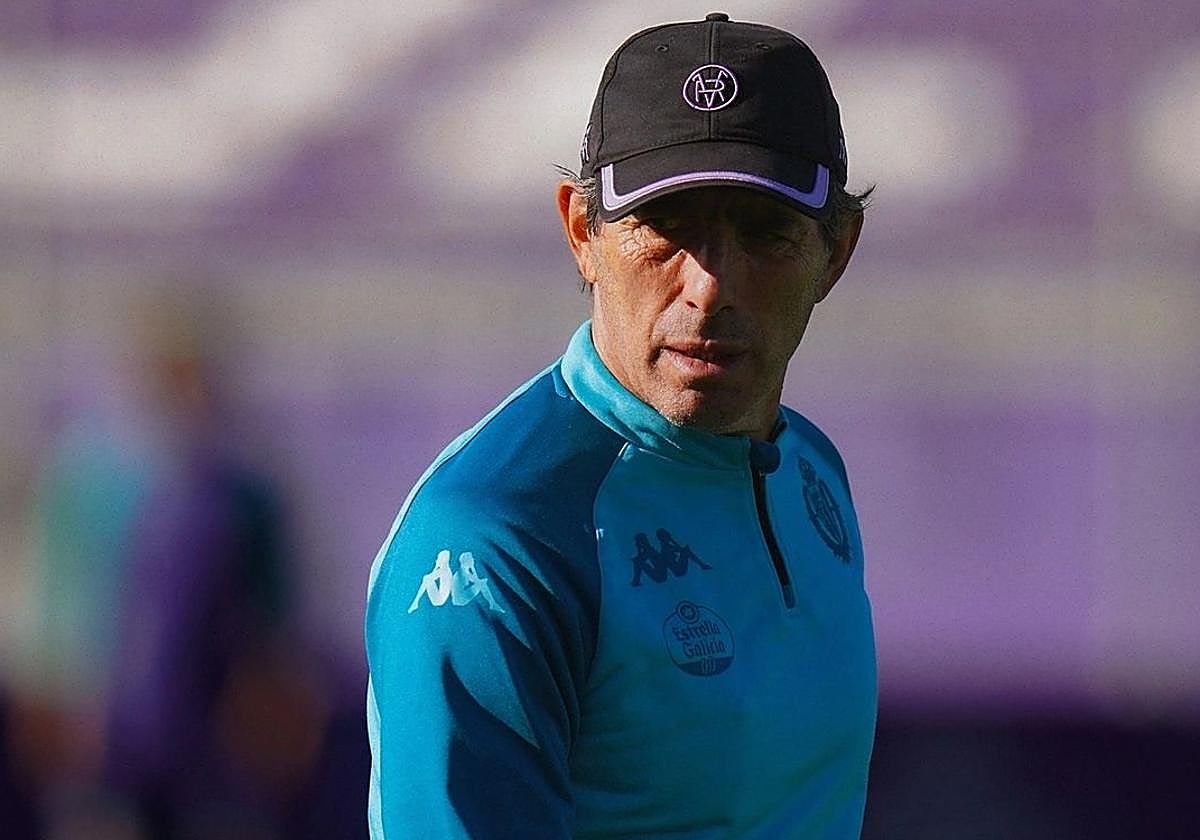 El técnico del valladolid, Guillermo Almada.
