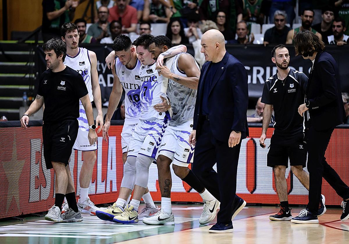 Jaworski tuvo que salir apoyado en sus compañeros.