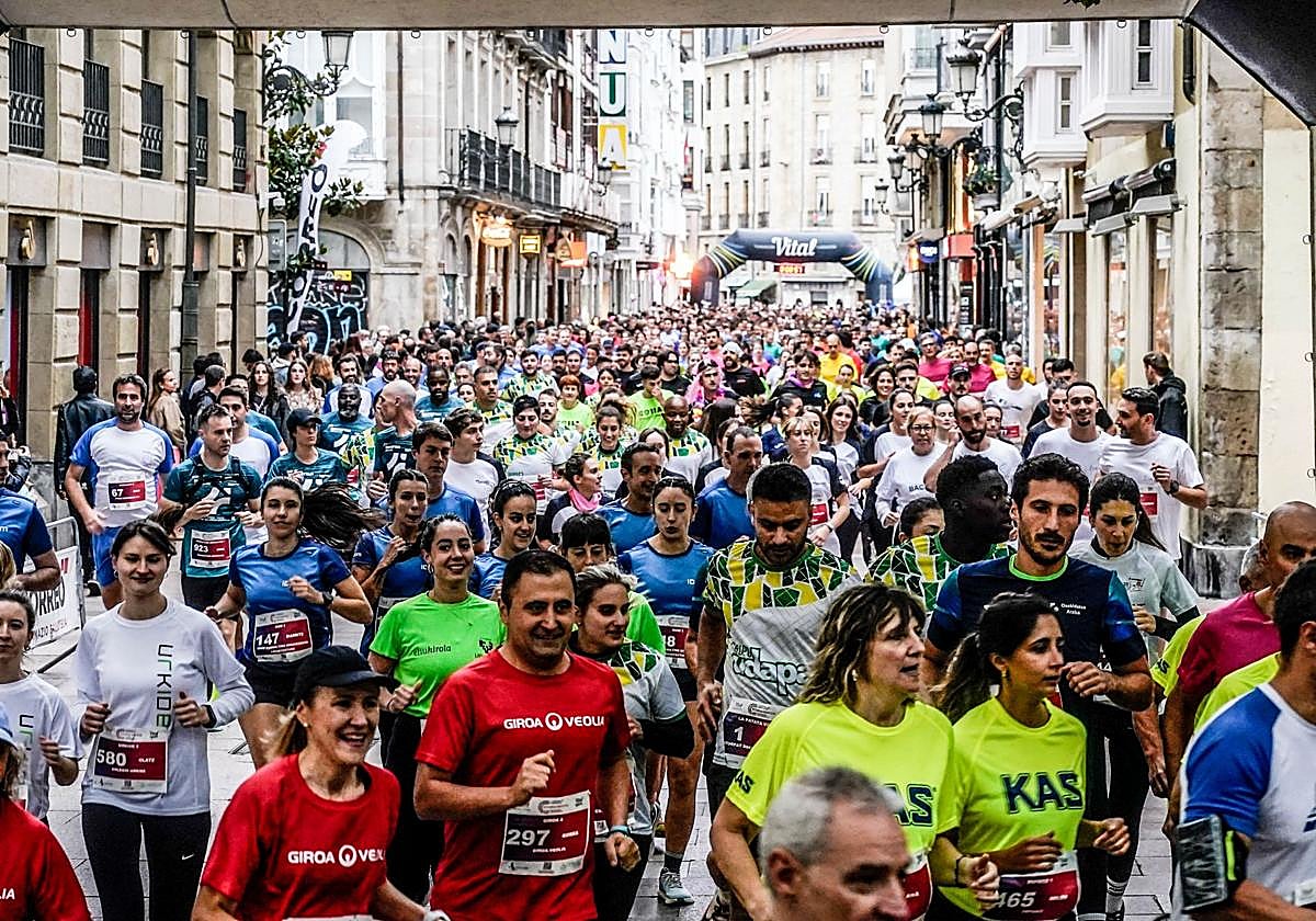 La Carrera de Empresas llenó el centro de Vitoria de distintos colores.