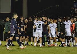 Los azulgranas felicitan al Ceuta por su triunfo con un evidente malestar por otra oportunidad perdida fuera.