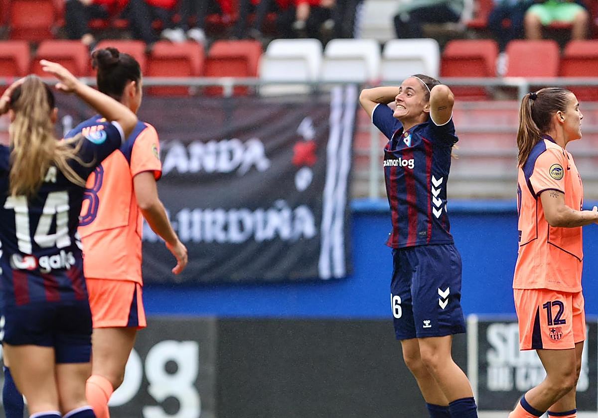 Carmen Álvarez se lamenta de la ocasión que Cata Coll le desbarató en la recta final.