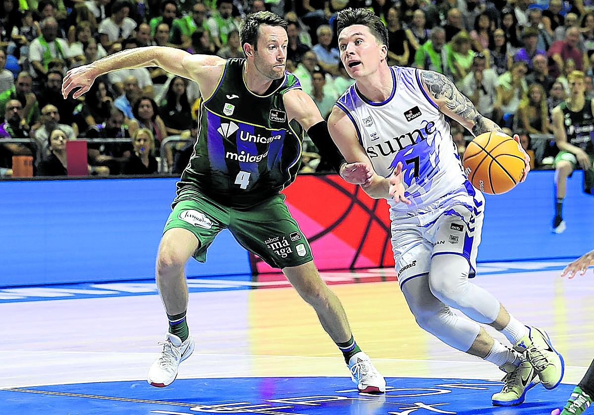 Justin Jaworski, quien tuvo un mal día en Málaga, trata de salvar la defensa del cajista Tyler Kalinoski.