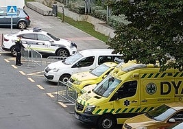 Un agente de la Policía Municipal de Santurtzi coloca una valla cerca de la ambulancia que fue detenida.