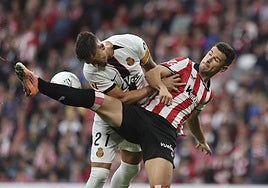 Guruzeta pugna por un balón con Raíllo.