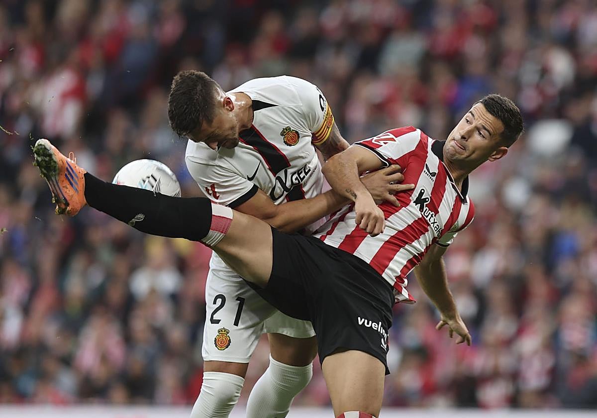 Guruzeta pugna por un balón con Raíllo.