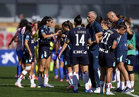 Lerga dando instrucciones a sus jugadoras.