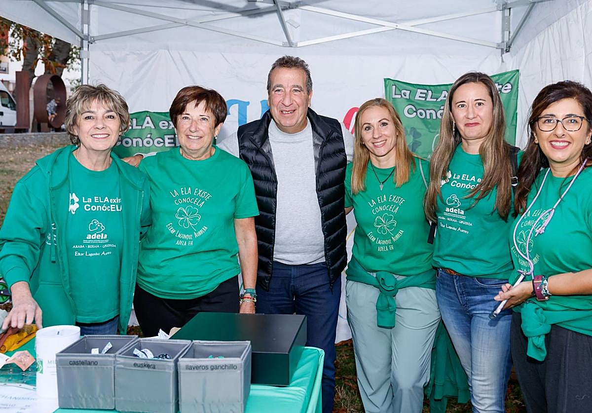 Imagen principal - Jon Urresti, con integrantes de ADELA Araba. Los participantes esperan la salida de la marcha, que cubrió un recorrido de unos ocho kilómetros.