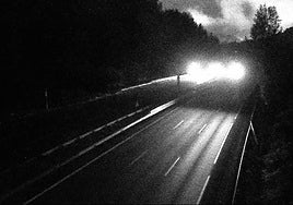 Imagen de las cámaras de tráfico, con varios vehículos retenidos en el lugar del accidente.